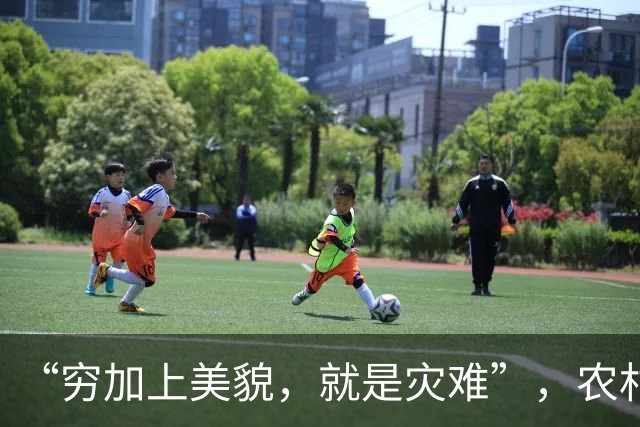 “穷加上美貌，就是灾难”，农村小学女生相貌惊艳，网友却不看好